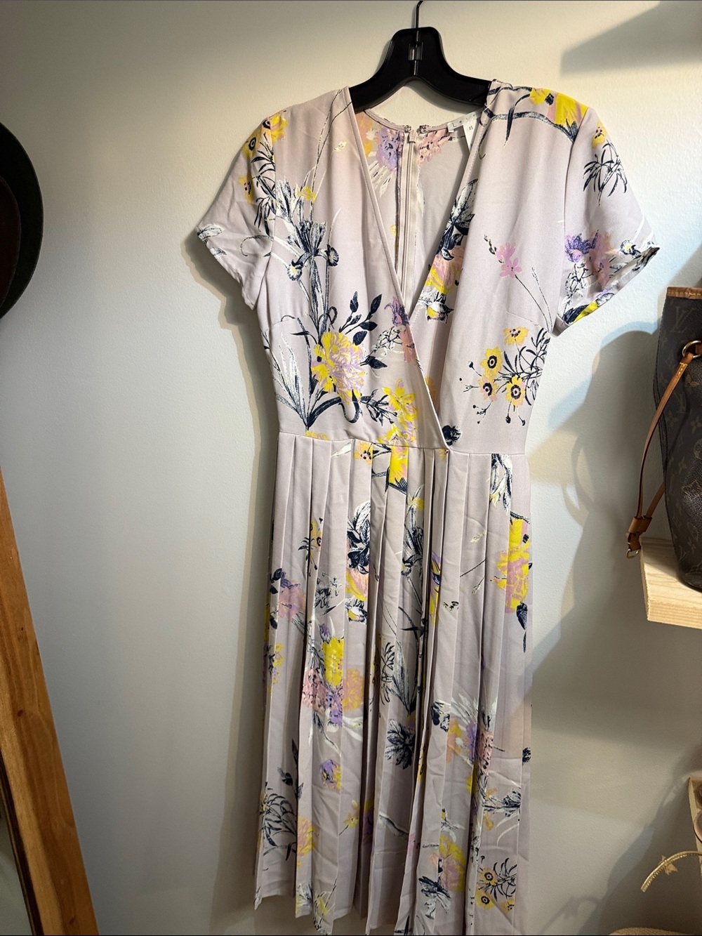 Light Gray Floral V-Neck Pleated Midi Dress with Yellow Accents